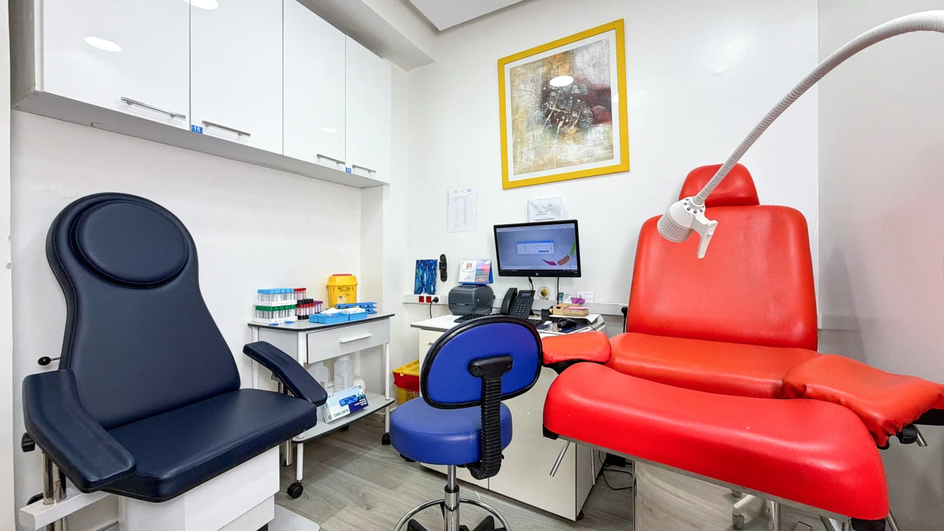 Salle de prélèvement du Laboratoire Bir Anzarane avec ses fauteuils et son matériel